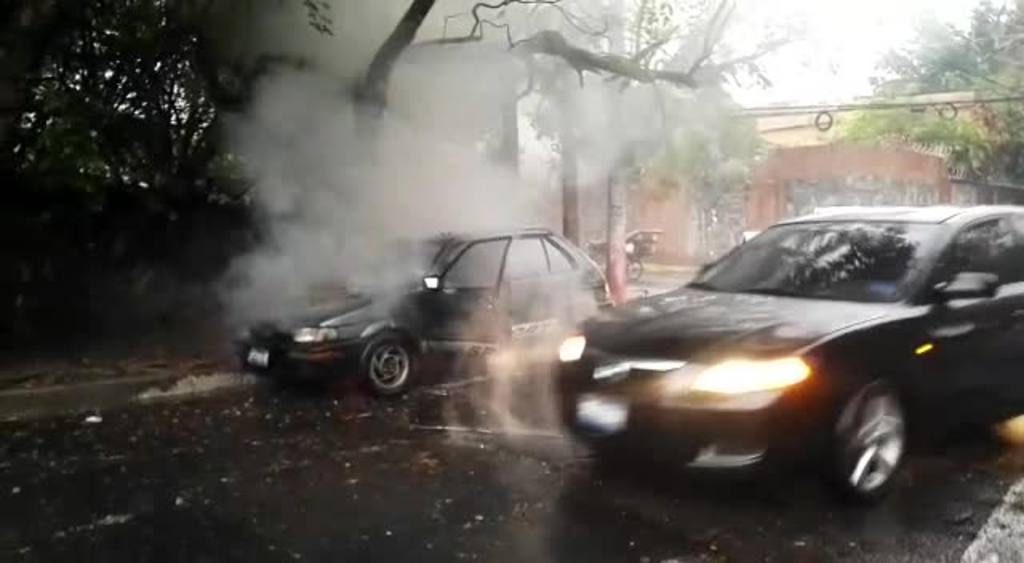 Instante en el que se incendia auto tras descarga eléctrica