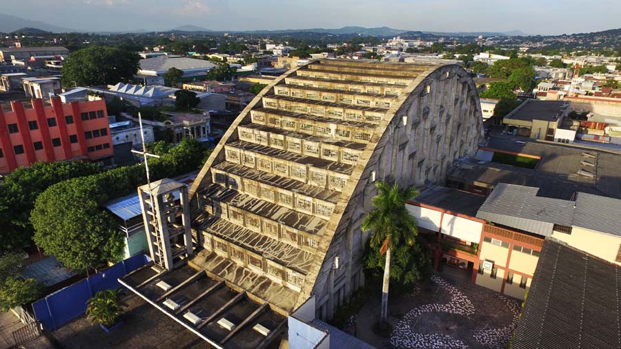 Iglesia El Rosario, una controversial estructura moderna en el centro