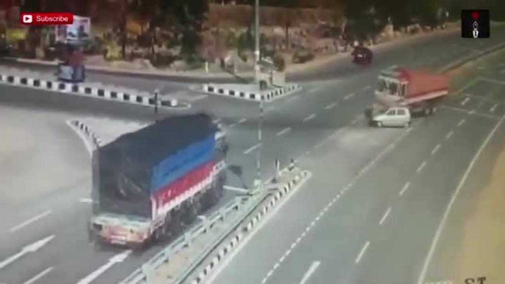 Dos camiones aplastan a pequeño auto en la India