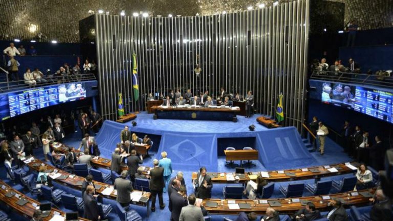 Senado aprueba proyecto para quitar fueros a políticos brasileños