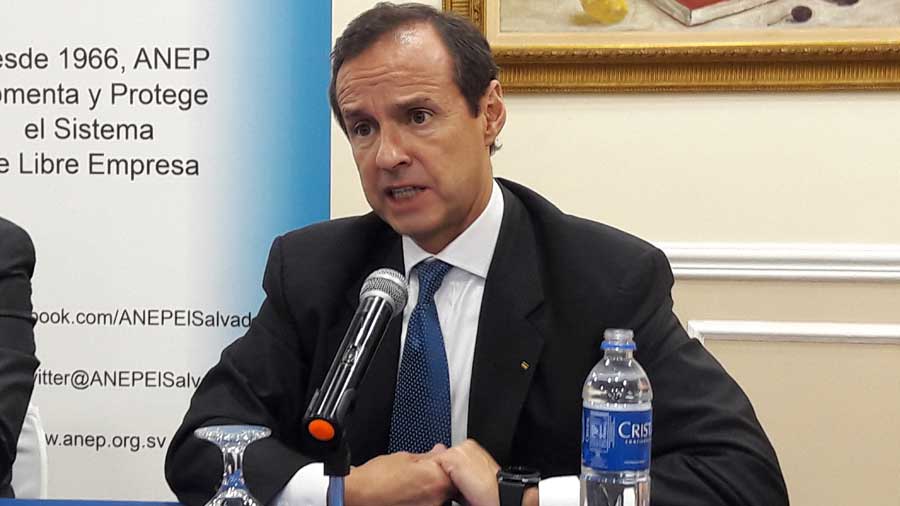 Expresidente de Bolivia advierte de peligros externos para que El Salvador genere más empleos