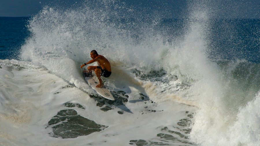 Surfista salvadoreño viaja a competencia internacional de olas gigantes