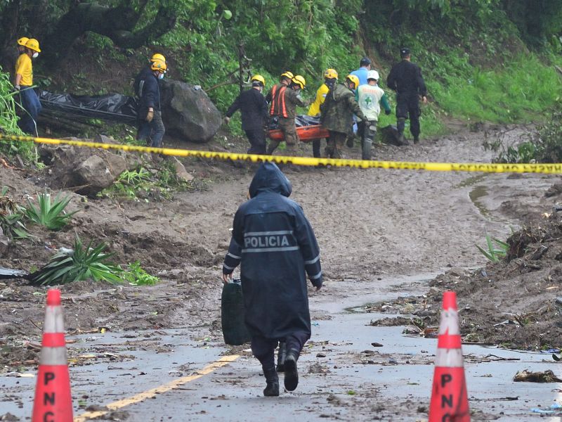 Recuperan cadáveres de una familia soterrada durante la tormenta Amanda 2020