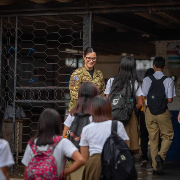 En su tercer día de verificaciones, la ministra Karla Trigueros se trasladó al occidente del país, comenzando sus visitas en el Instituto Nacional Thomas Jefferson, de Sonsonate, donde estudió su Bachillerato