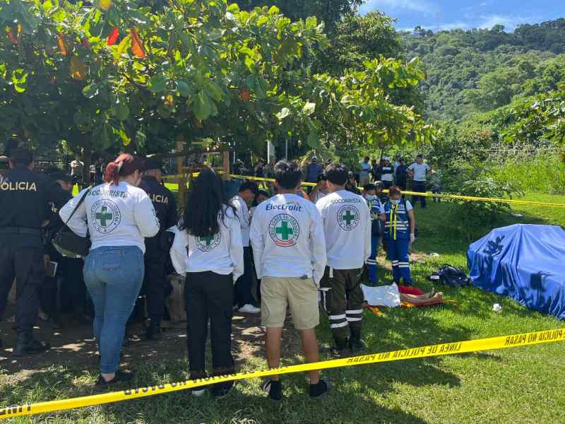Equipos de primera respuesta recuperaron el cadáver de un joven estudiante. Foto EDH / Cortesía Cruz Verde.
