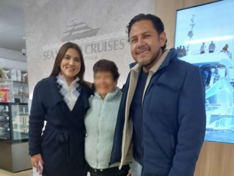 El director de Ordenamiento Forestal, Cuencas y Riego del Ministerio de Agricultura, Elías Escobar, presume con agrado que su hermana se reunió con los diputados Edgardo Mulato y Alexia Rivas en su reciente viaje por Australia. Foto / Cortesía