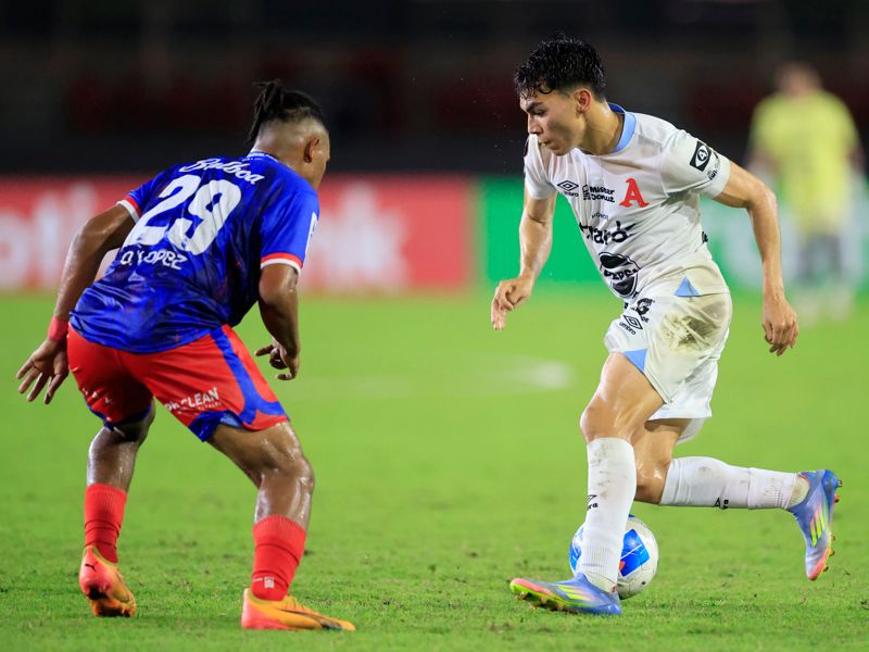 Acciones del duelo por Copa C.A. El jugador de Plaza Amador, Ovidio Lopez (i), ante Leo Menjívar, de Alianza. Foto: EDH EFE