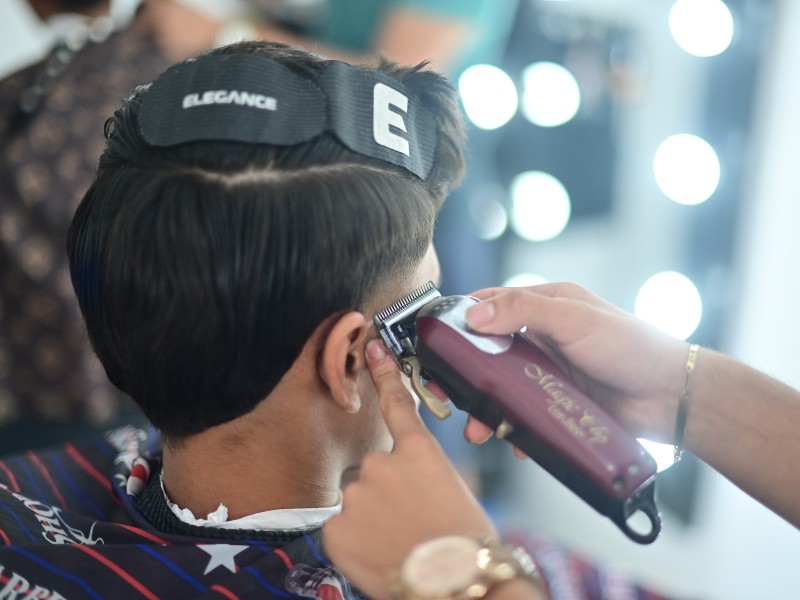 Cortes de cabellos masculinos en escuelas, barberías