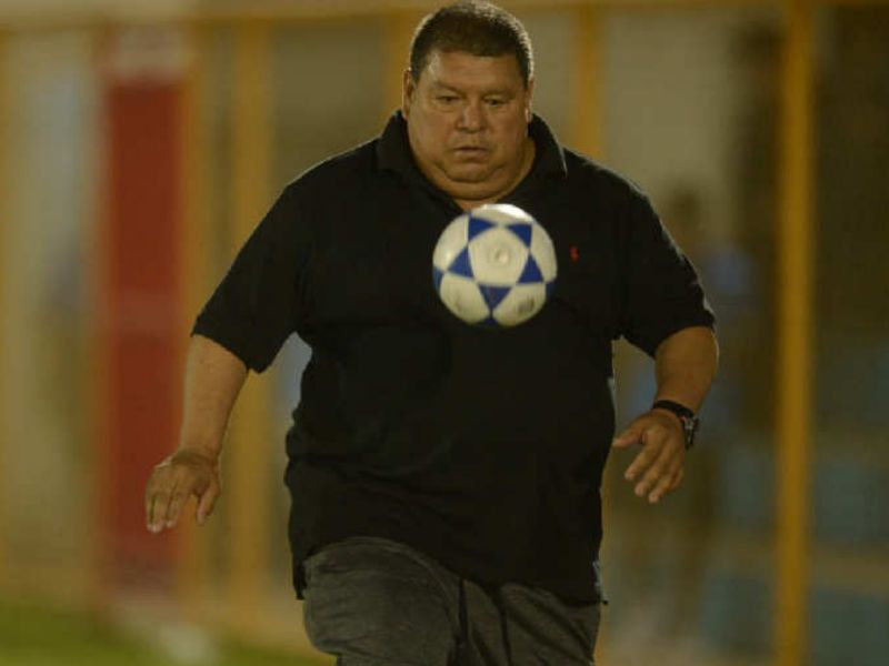 El DT Edwin "Bochinche" Portillo, en un juego pasado de Isidro Metapán. Foto: EDH Archivo
