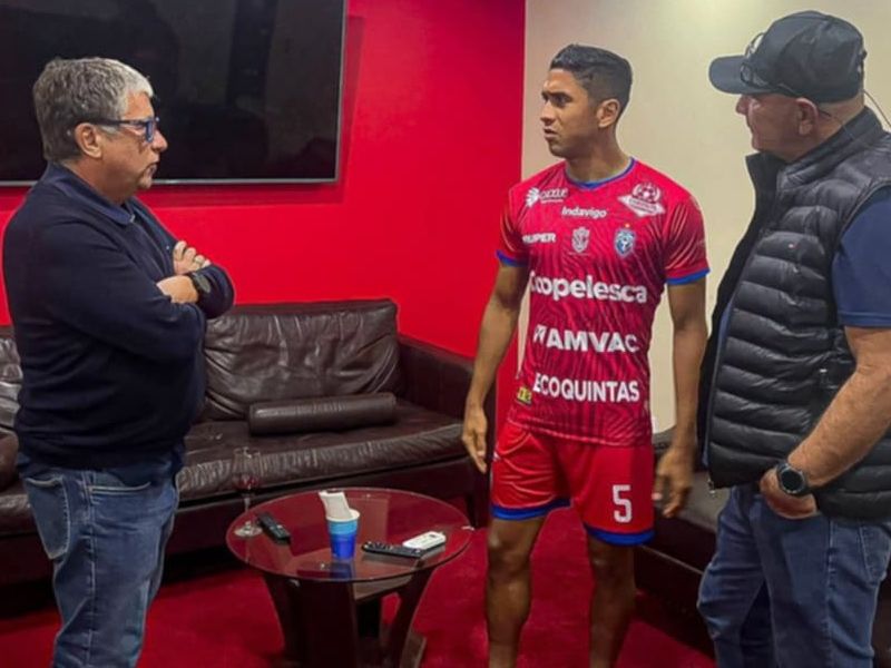 El DT de la Selecta, "Bolillo" Gómez (i.), con el legionario tico Christian Martínez. Foto: Cortesía Fesfut/LaSelecta
