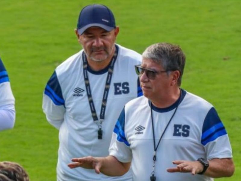 El DT "Bolillo" Gómez, en un entrenamiento pasado con la Selecta. Foto: EDH Archivo