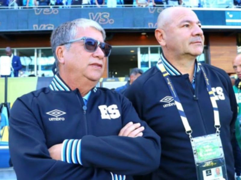 El DT de la Selecta, "Bolillo" Gómez (i,), en un partido del equipo nacional. Foto: Cortesía Fesfut/LaSelecta