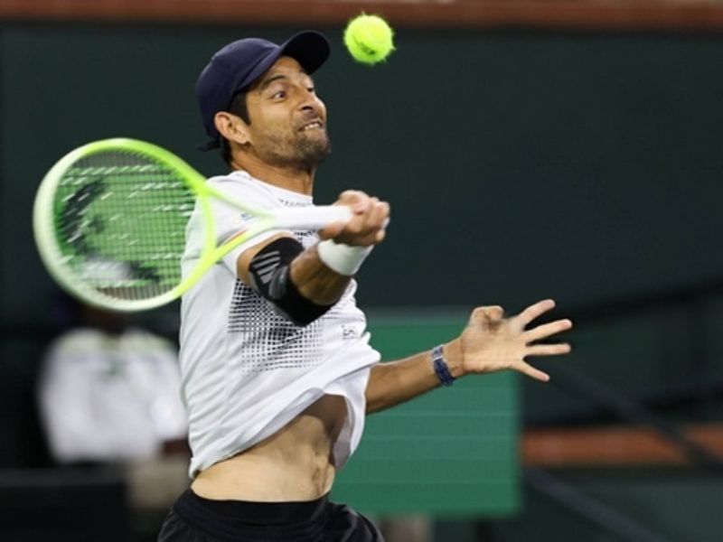 El tenista Chelo Arévalo devuelve un servicio, durante un partido del Indian Wells 2025, en California. Foto: EDH AFP