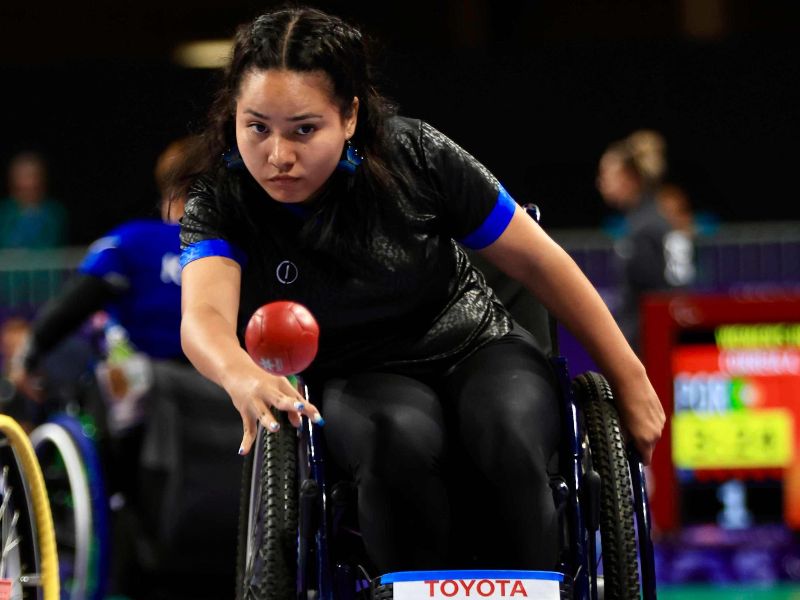 La salvadoreña Rebeca Duarte, a punto de seguir su partida y tirar la pelota, en un evento. Foto: Cortesía Indes