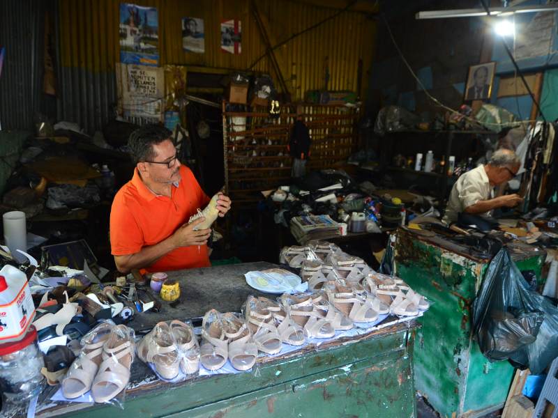 Negocios o historias detrás de viviendas con estructura antigua de lámina troquelada y madera.