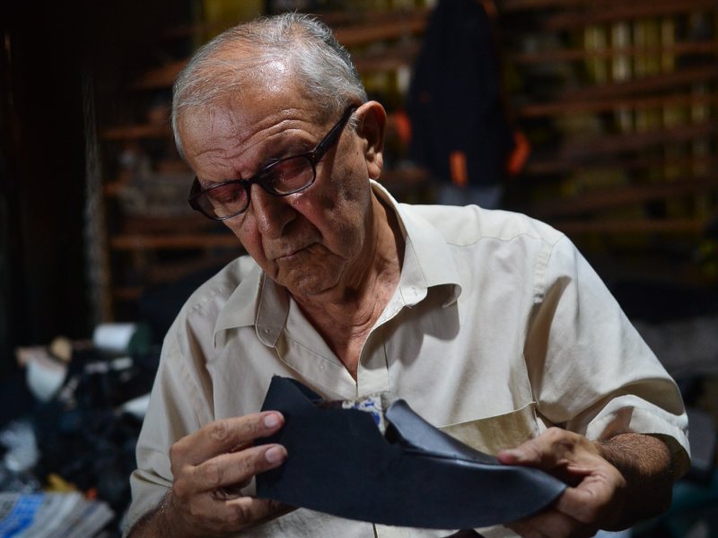 Negocios o historias detras de viviendas con estructura antigua de lamina troquelada y madera.