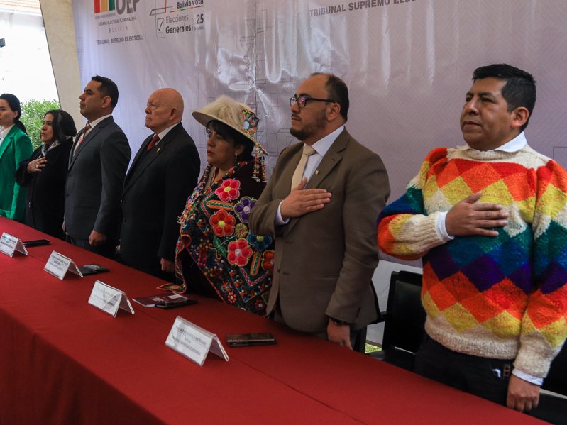 El presidente del Tribunal Supremo Electoral (TSE) de Bolivia, Óscar Hassenteufel (c), y los vocales participan en la apertura de la jornada de votación nacional este domingo en La Paz (Bolivia). La jornada de elecciones generales en Bolivia comenzó con la apertura de las mesas electorales, en las que se elegirá al presidente y vicepresidente y se renovará el Parlamento para el periodo 2025-2030. EFE/ 