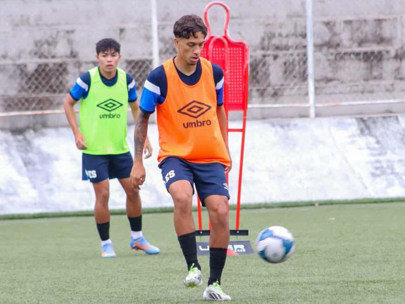 El volante Enrico Dueñas, en un entreno pasado de la Selecta. Foto: Cortesía Fesfut/LaSelecta