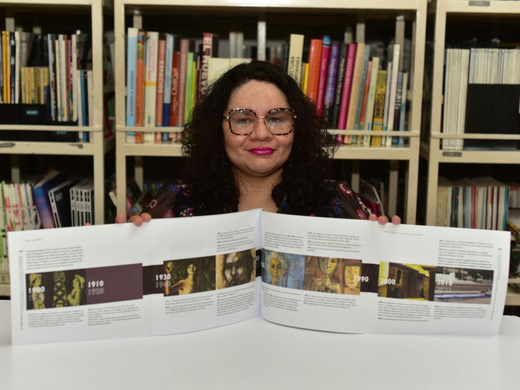 Escritora, investigadora y curadora salvadoreña Elena Salamanca