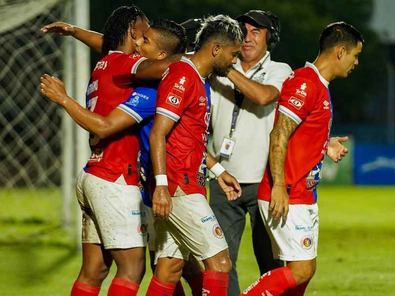 El delantero de CD FAS, Edgar Medrano (i.), es felicitado por sus compañeros, tras uno de sus dos goles ante Inter FA. Foto: Cortesía CD FAS