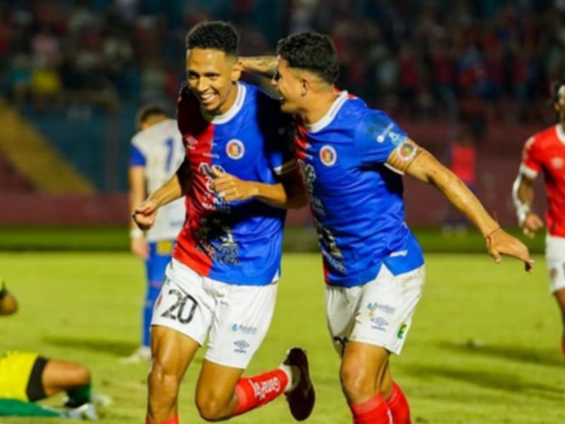 Los jugadores tigrillos Yan Maciel (i.) y Rudy Clavel, en el triunfo ante Zacate. Foto: Cortesía CD FAS