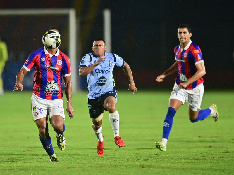 Un duelo centro-occidente más tendrán Alianza FC vs. CD FAS. Foto: EDH Archivo