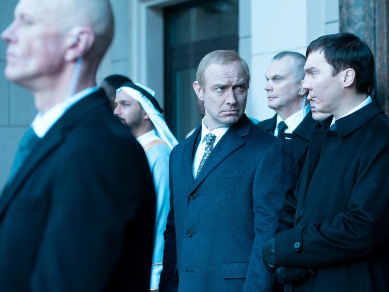 Actor Jude Law (c) en su papel de Vladimir Putin, en el filme "The Wizard of the Kremlin"