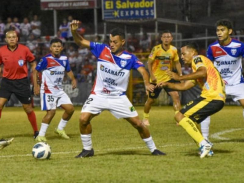 Jugada del partido entre Firpo y Platense, en Usulután, en el Apertura 2025. Foto: Cortesía L,Á. Firpo