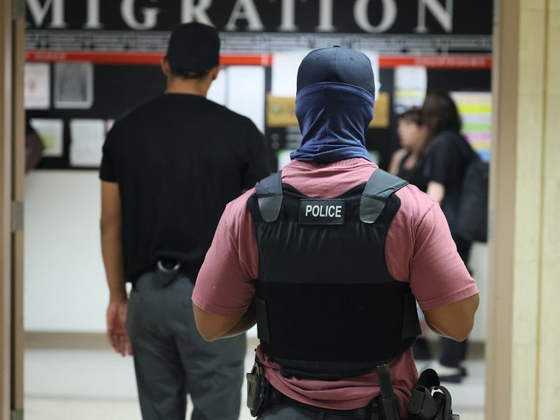 ICE migrantes deportaciones policias