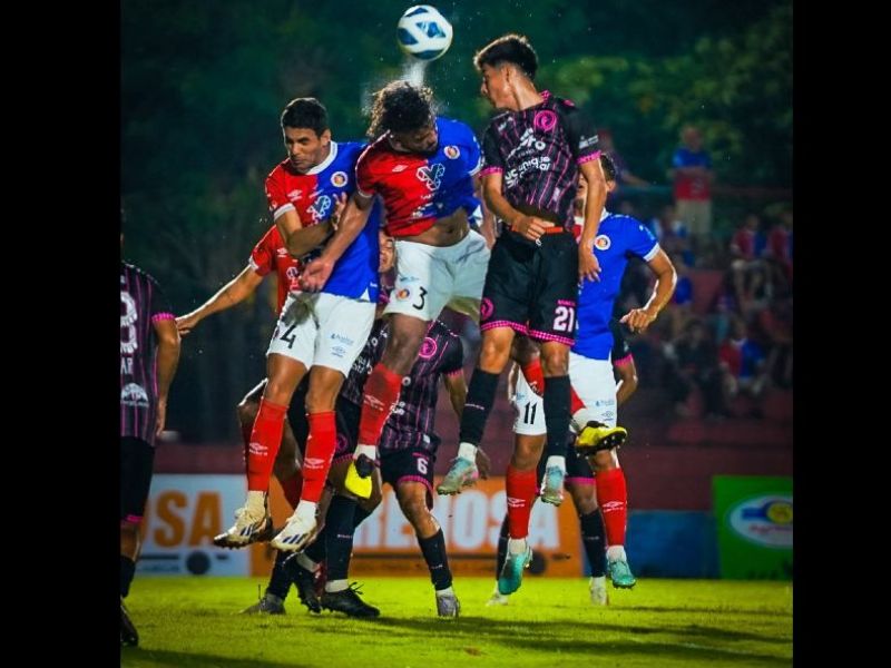 Balón dividido entre Miguel Murillo de FAS (i.) y Juan Sánchez de Inter FA. Jugada del partido entre CD FAS e Inter FA. Foto: Cortesía Inter FA