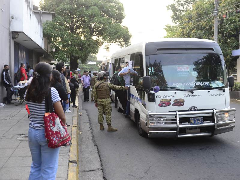 La parada de buses ubicada en El Diario de Hoy saturada de usuarios esperando el transporte cplectivo. Foto EDH/Jessica Orellana