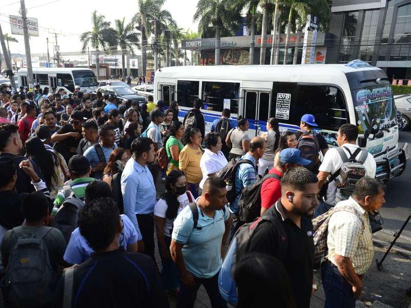 Transportistas reconocieron que la disminución en la cantidad de unidades genera que dejen de atender a una buena cantidad de pasajeros. Foto EDH/Jessica Orellana