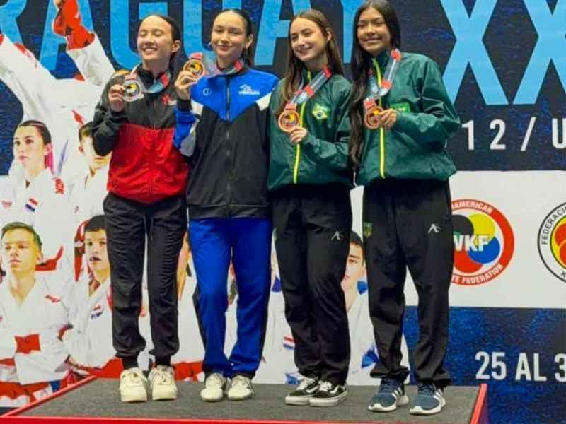 La salvadoreña Stephanie Juárez (c), en lo alto del podio con su oro. Foto: Cortesía FSK