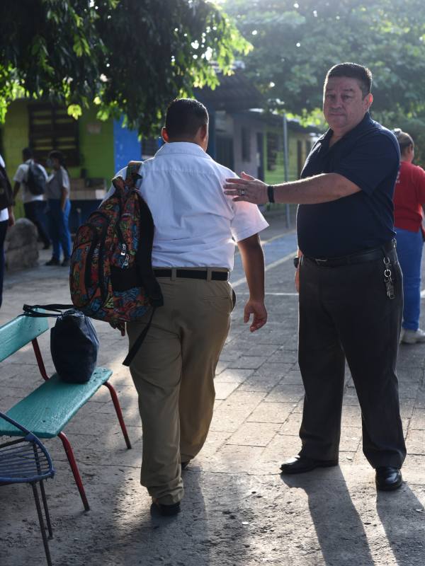 Centros escolares medidas de uso de uniforme thumbnail