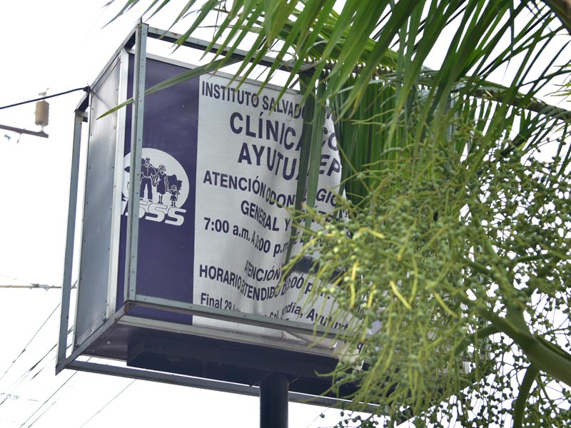 Rótulo roto en la entrada de la Clínica Comunal de Ayutuxtepeque del ISSS. crisis en el isss.