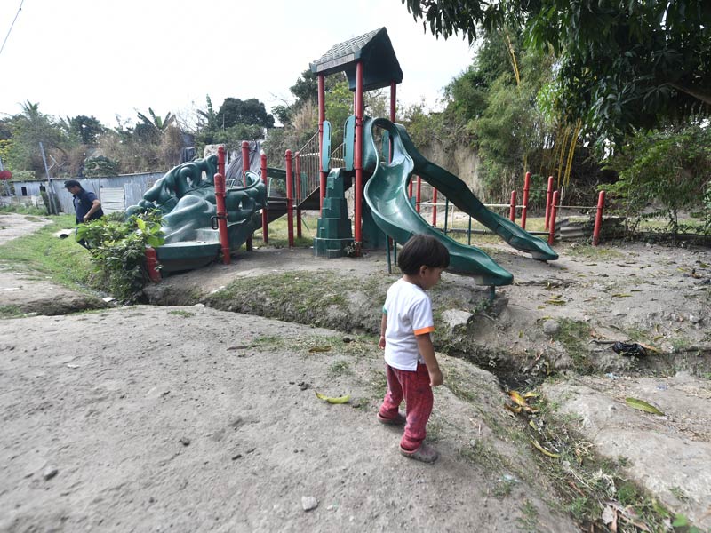 Niñez, pobreza, exclusión, marginalidad. Juegos infantiles en la comunidad Gerardo Barrios de Soyapango. Foto EDH / Miguel Lemus