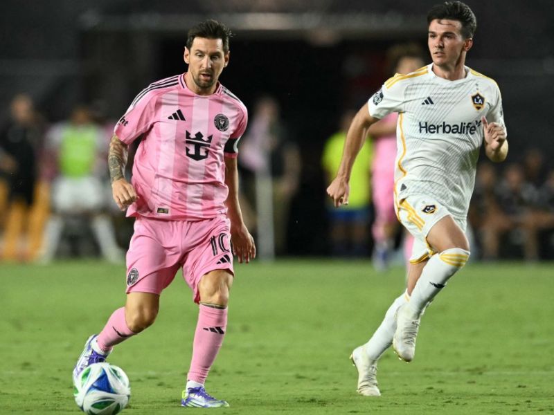 El astro Leo Messi, en jugada ante el Galaxy, con el Inter Miami. Foto: EDH AFP