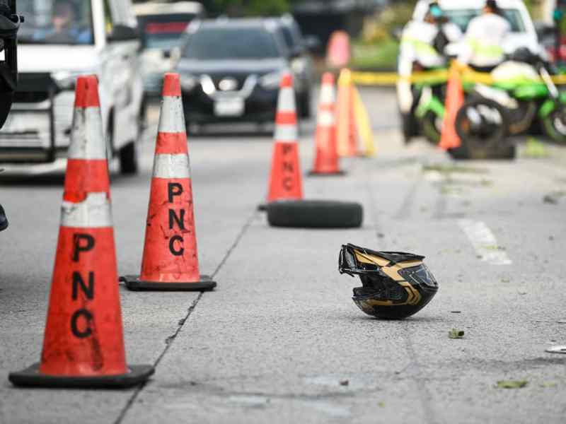 El casco quedó a varios metros del cuerpo sin vida. Foto EDH / Francisco Rubio.