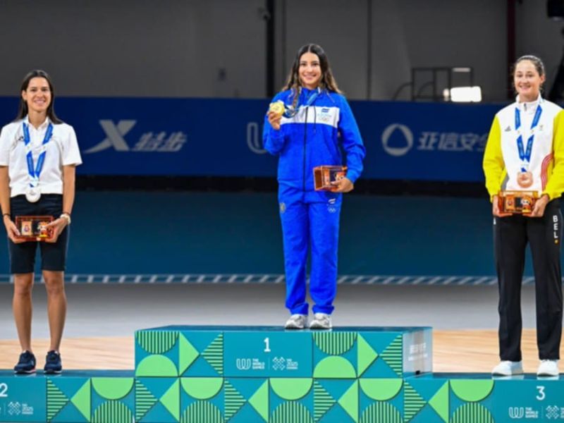 La patinadora Ivonne Nóchez, en lo alto del podio, con su segunda dorada en los 200 metros Meta contra Meta. Foto: Cortesía Indes