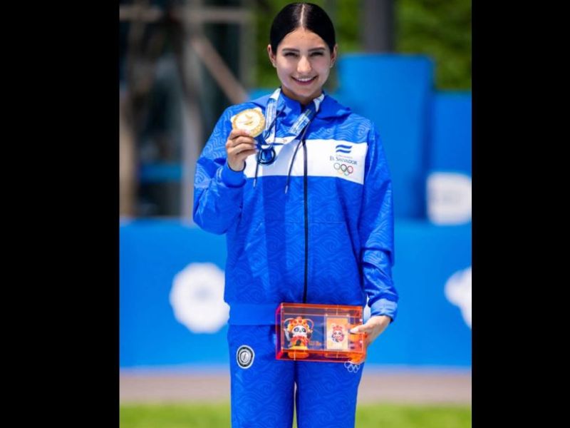 Con enorme alegría y satisfacción, la patinadora salvadoreña Ivonne Nóchez muestra su metal dorado, en el podio de Chengdu, en China. Foto: Cortesía Coes