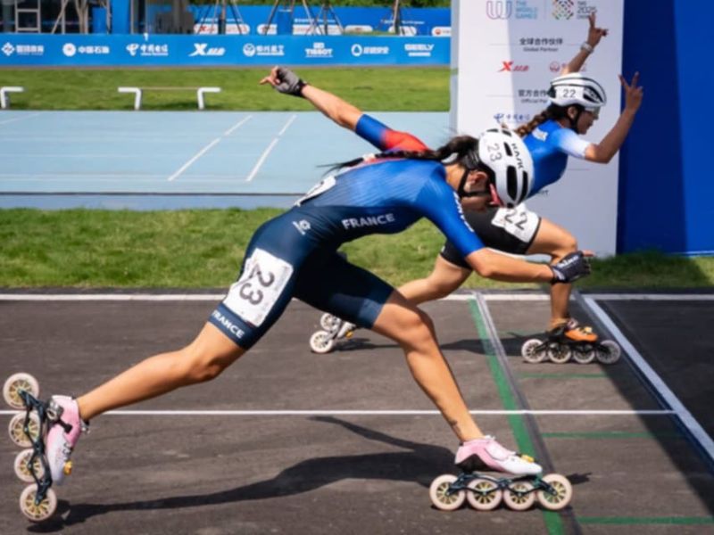 Así cruzó la patinadora salvadoreña, Ivonne Nóchez (atrás), la línea de meta que valió oro. | Foto EDH/Cortesía Coes