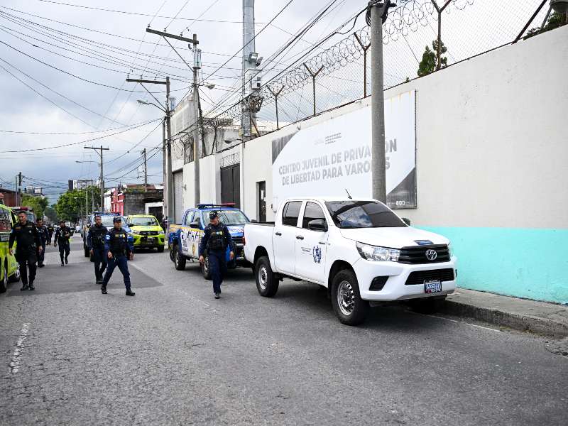 Policías patrullan junto a la entrada del Centro Especializado para la Reinserción Juvenil en la Ciu thumbnail