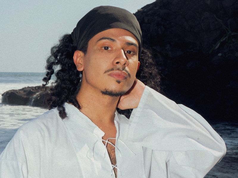 Ricardo Bendek estrena su material: "Las olas".