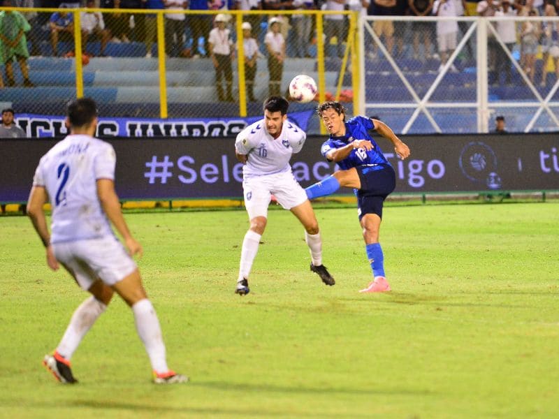 El seleccionado Francis Castillo, en un partido de la Azul. Foto: EDH Archivo