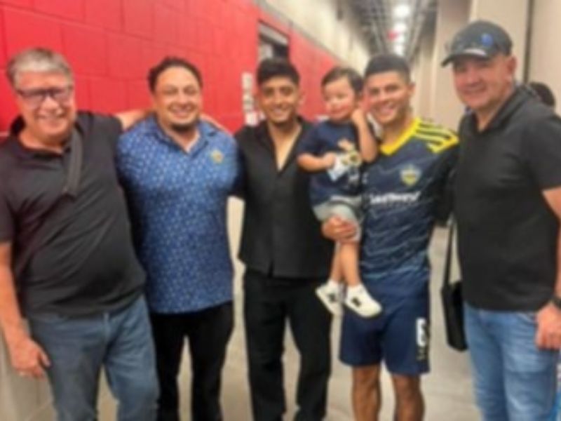 El DT de la Selecta, "Bolillo" Gómez (i.), junto a los legionarios Amando Moreno (negro) y Eric Calvillo (al lado), en Estados Unidos. Foto: Cortesía Fesfut/LaSelecta