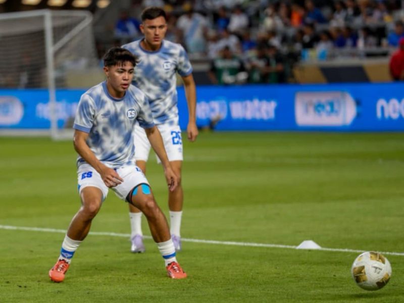 Jugadores de Primera, en calentamiento con la Selecta. Foto: Cortesía Fesfut/LaSelecta