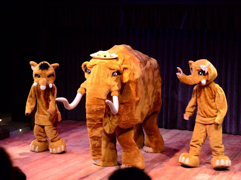 Teatro de la Fundación Pablo Tesak es donado al Estado de El Salvador.