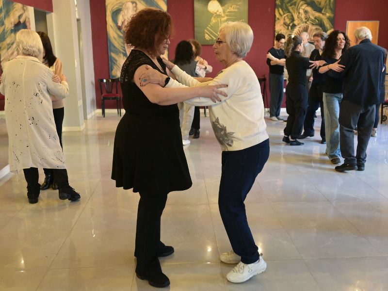 Pacientes con Parkinson bailan tango para contrarrestar su padecimiento, en Buenos Aires