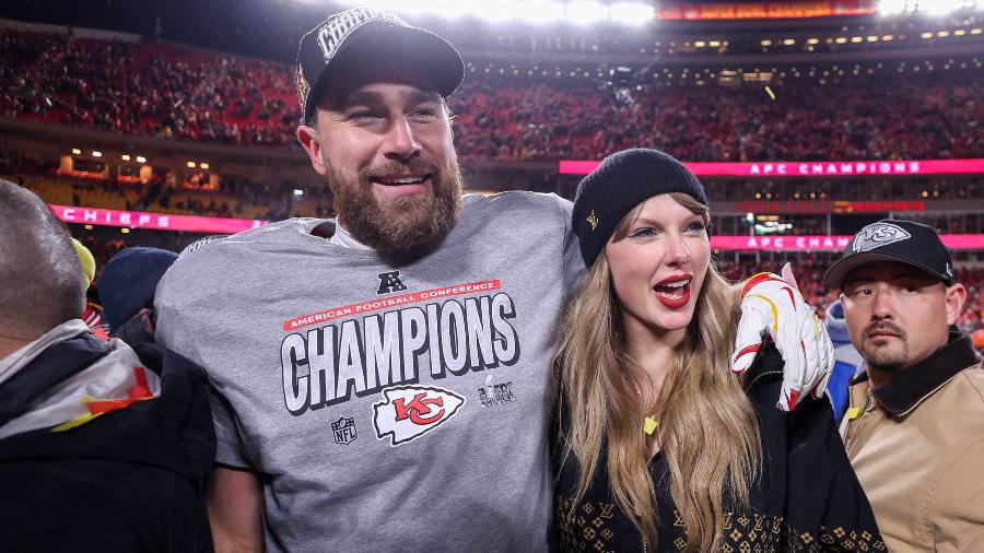 Taylor Swift y su prometido Travis Kelce. Foto: AFP
