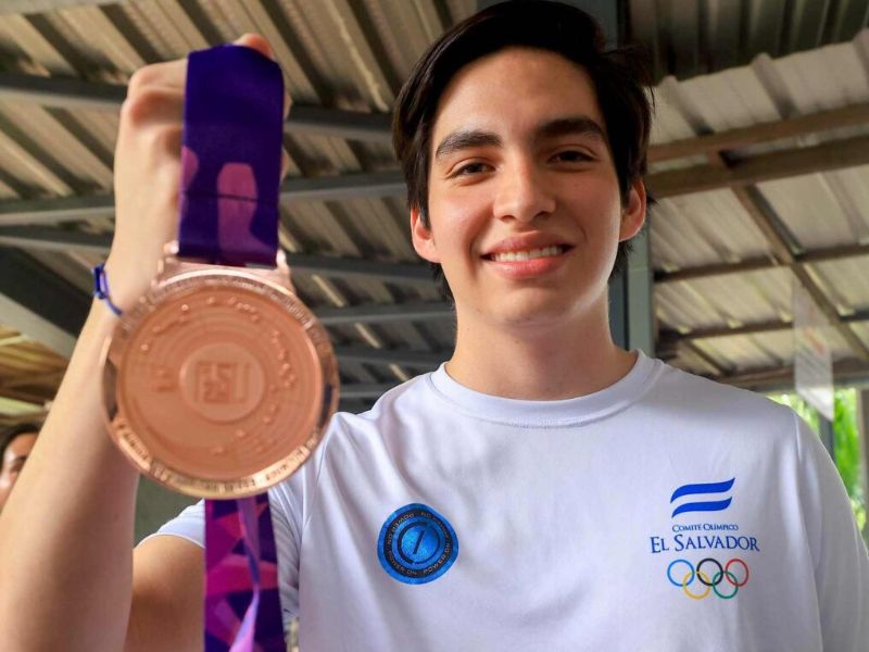 El medallista de bronce, Diego Santamaría, regresó a ESA. Foto: Cortesía Indes
